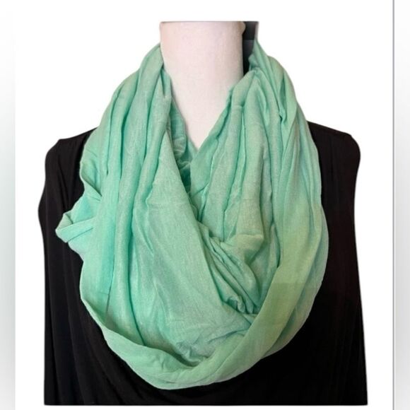 NWT green  infinity scarf so many looks from one accessory - Picture 1 of 6